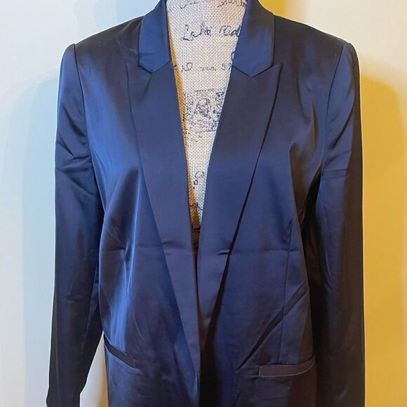 Blazer in Silky Shiny Black. - Picture 4 of 9